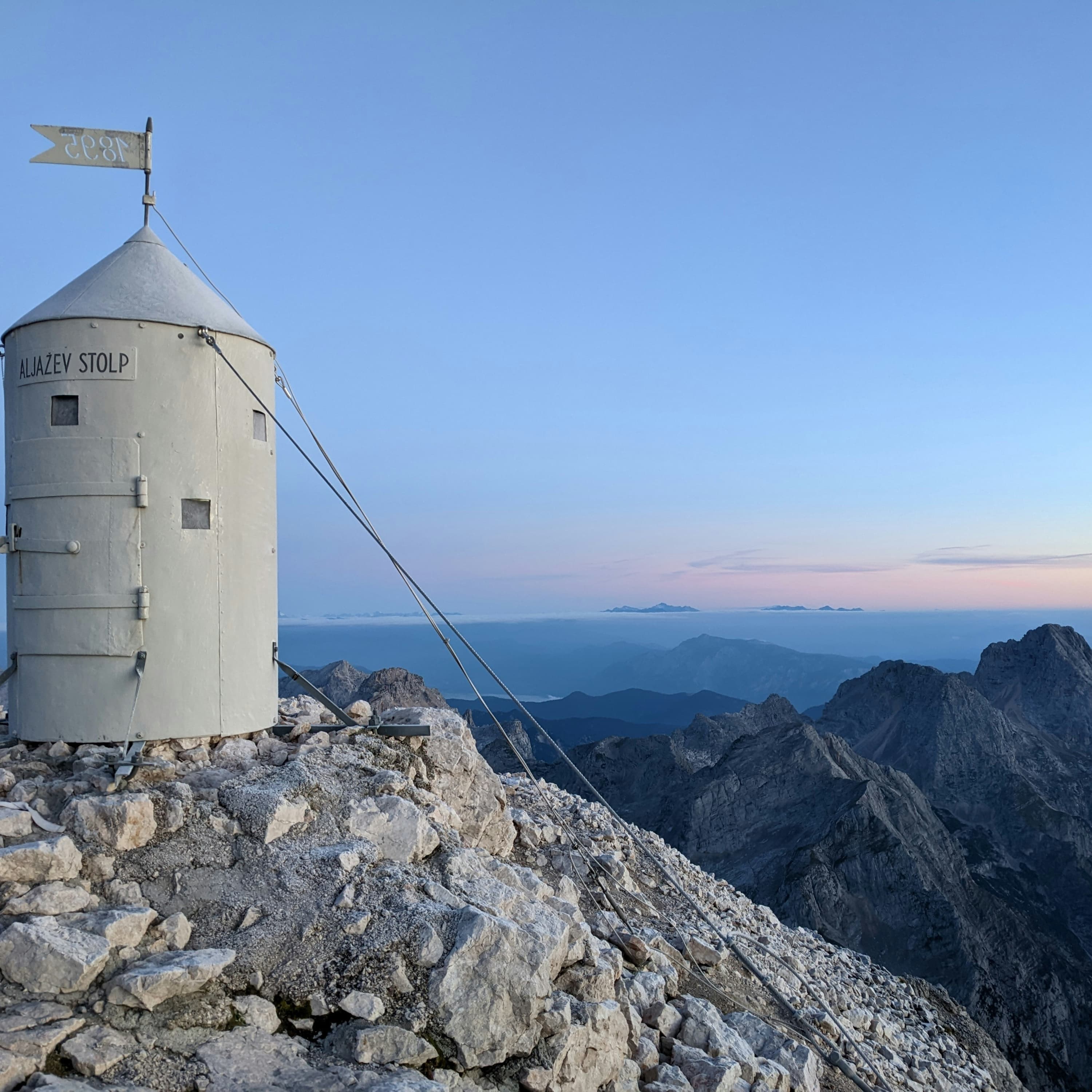 206. Triglav, a háromfejű isten